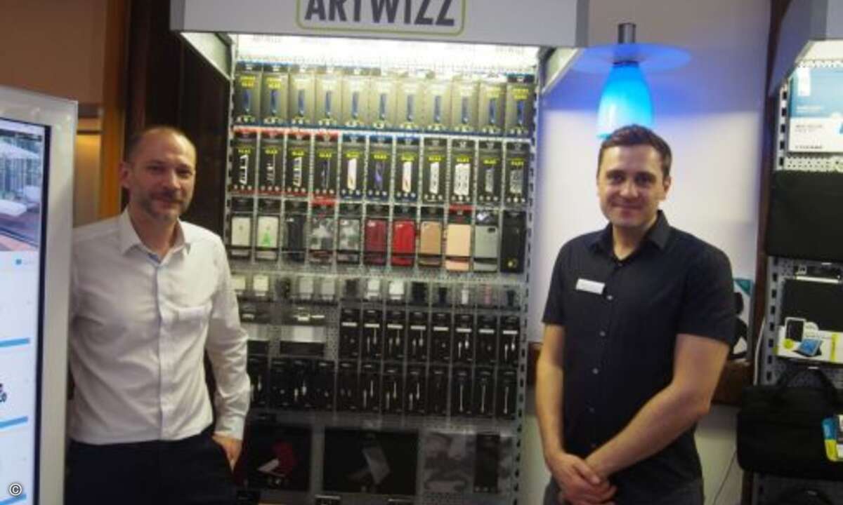 Schutzhüllen fürs Smartphone bis hin zu Laptops zeigten Sebastian Foof und Michael Eden (von links) von Artwizz (Bild:CRN)