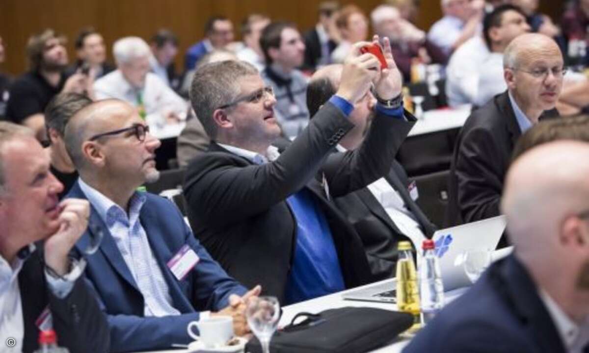 Der eine oder andere hielt wichtige Informationen im Bild fest (Foto: Fujitsu)