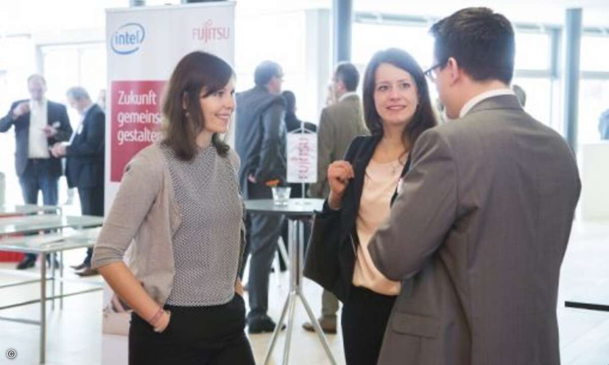 Zwischen den Vorträgen gab es immer ausreichend Zeit für Gespräche… (Foto: Fujitsu)