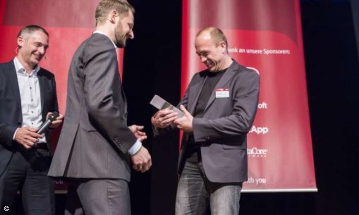 ...bei Advanced UniByte über den Preis als DC-Partner des Jahres (Foto: Fujitsu)