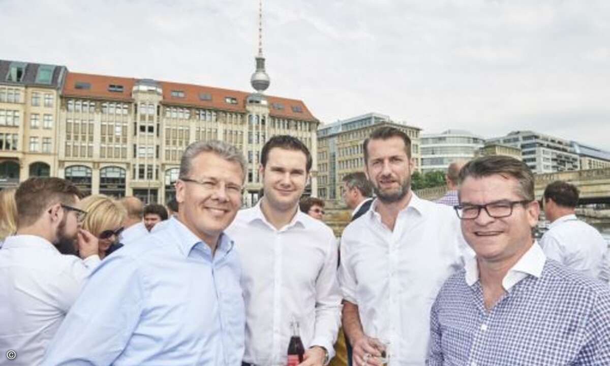 Werner Schwarz, Patrick zur Megede, Christian Rattmann (alle Cancom) und Peter Kurfürst (Trend Micro) genießen die Spreeluft (Foto: Trend Micro)