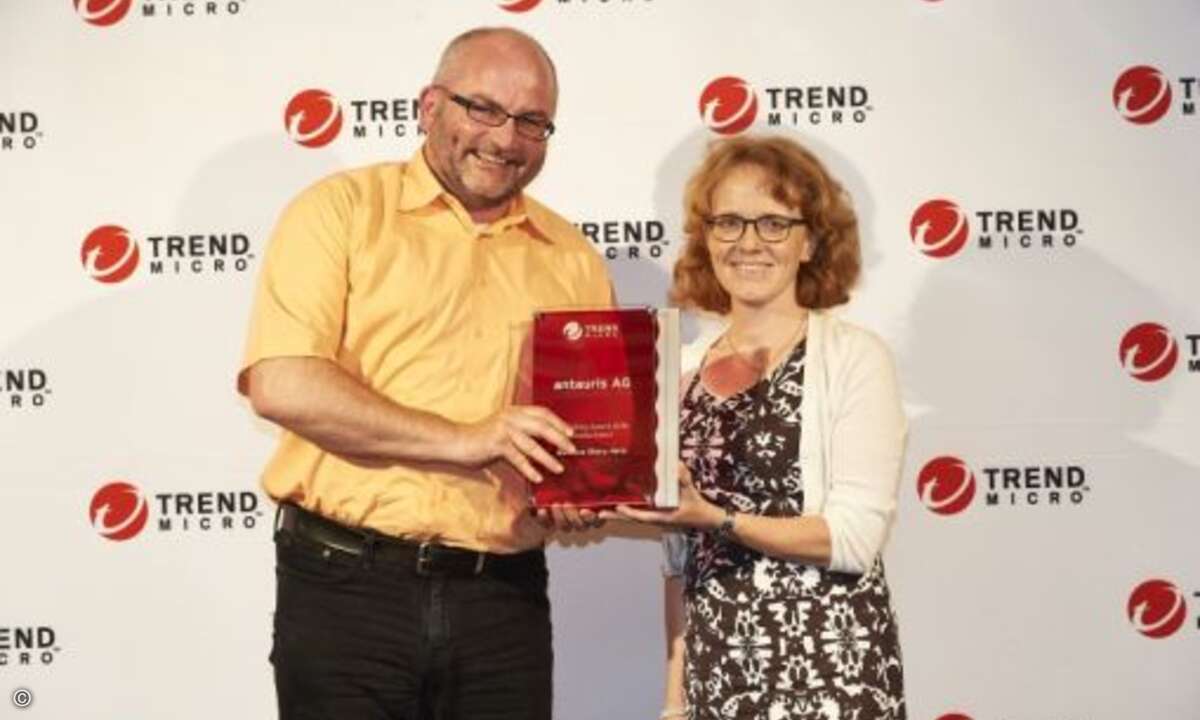 Anschließend durfte er sich auch gleich noch den Marketing-Award 2016 für die beste Success Story abholen, der von Claudia Loche (Trend Micro) überreicht wurde (Foto: Trend Micro)