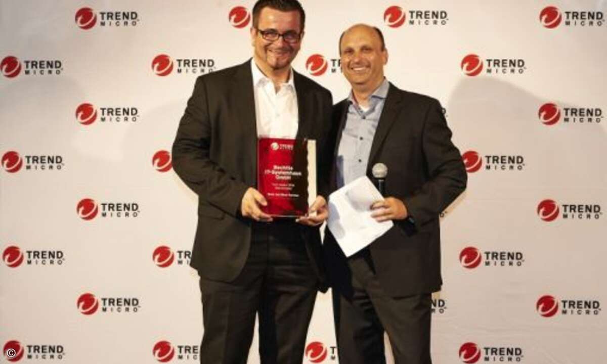 Der »Best Certified Partner«-Award ging an Bechtle und wurde von Alexander Heimann (li.), hier mit Kay Bandemer (Trend Micro), entgegengenommen (Foto: Trend Micro)