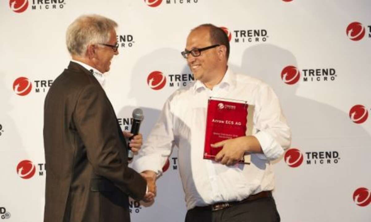 Martin Ninnemann (Trend Micro) gratuliert Tobias Freyburger von Arrow ECS zur Auszeichnung als bester Distributor (Foto: Trend Micro)