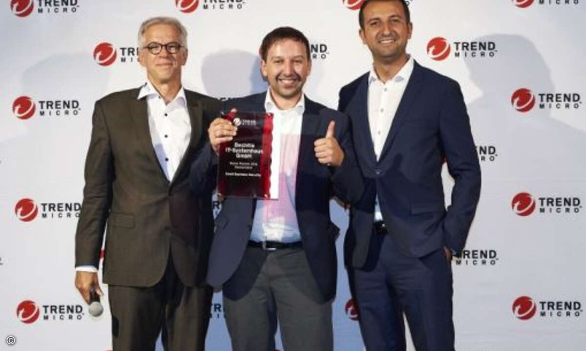 Stefan Ludwig von Bechtle (Mitte) freut sich mit Martin Ninnemann und Mithat Akay über den Partner-Award im Bereich »Small Business Security« (Foto: Trend Micro)