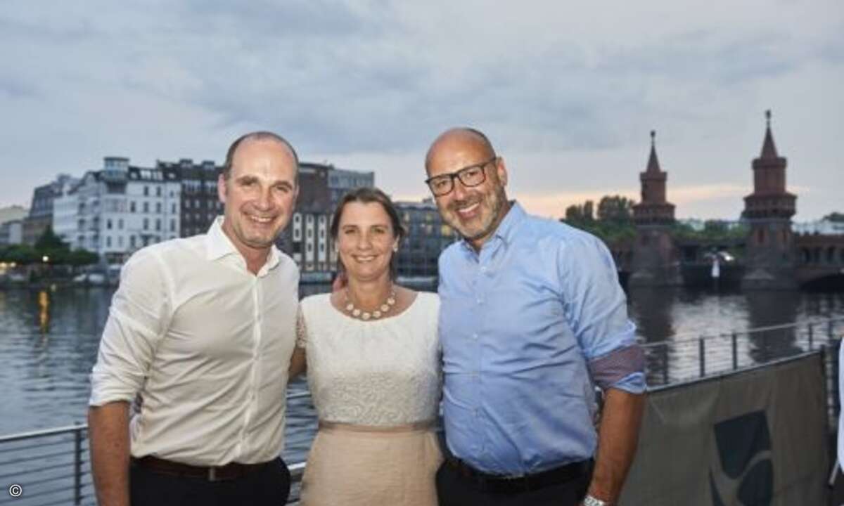 Oliver Truetsch-Toksoy (Trend Micro), Alexandra Arnold (Trend Micro) und Christian Gäbel (pco) genießen die Abendstimmung an der Spree (Foto: Trend Micro)