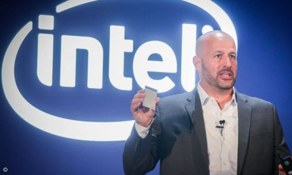 Mit der »Compute Card« hat Intel einen ultrakompakten Steckkarten-PC vorgestellt, der mit einer Grundfläche von 94,5 x 55 Millimetern nicht viel größer ist als eine Kreditkarte. (Bild: Intel)