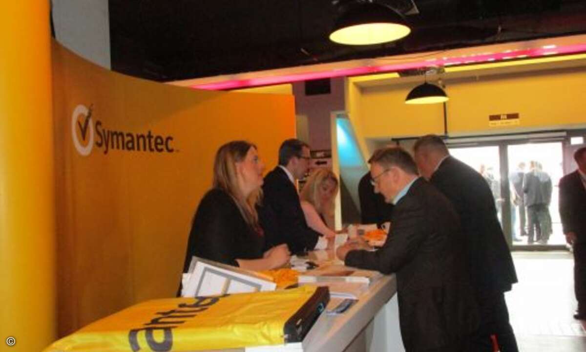 Rund 600 Fachbesucher informierten sich an den Ausstellerständen, wie hier bei Symantec, oder in zahlreichen Workshops (Bild: CRN)