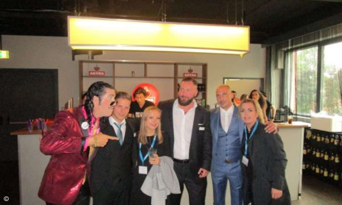 (v. re.) Comedian Ricardo M. mit Joshua Kaßing (Nuvias), Malina Colombo (CRN), Niels Leibküchler (Nuvias), Helge Scherff (Nuvias) und Carolin Schlüter (CRN) (Bild: CRN)