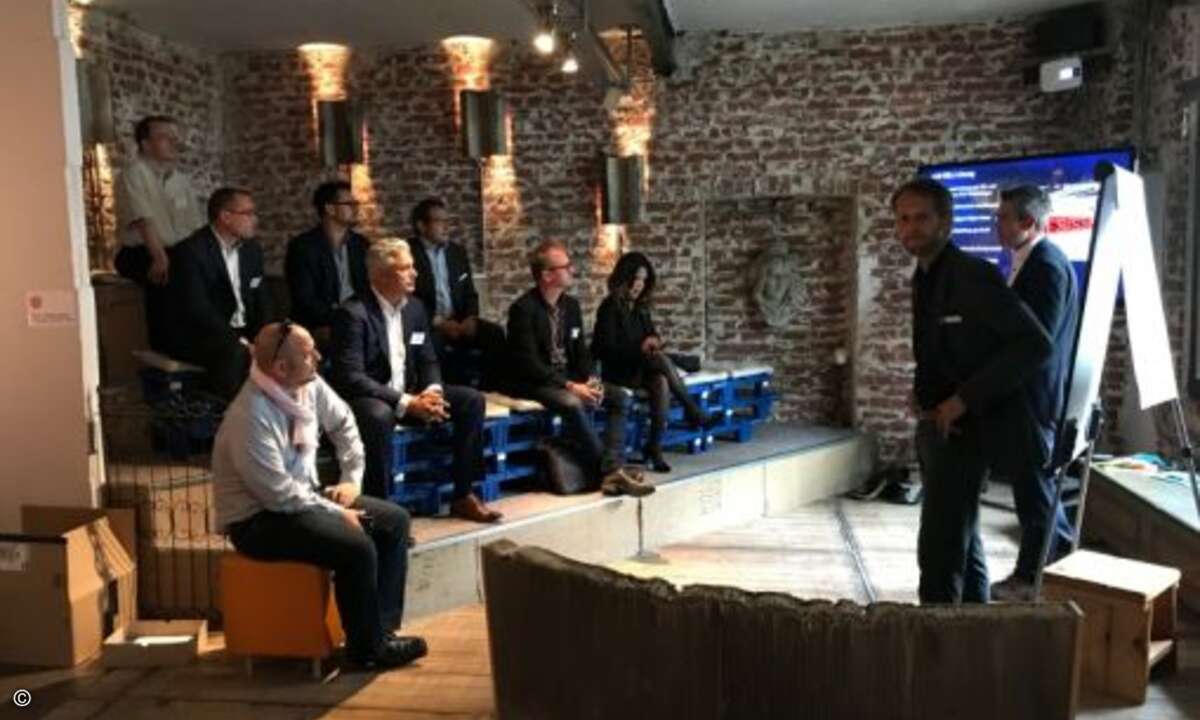 Frank Schumann und Tony Becker von A10 stellten in kleiner Runde die Stärken der A10-Lösungen heraus – anschließend gab es eine Live-Demo (Foto: A10 Networks)