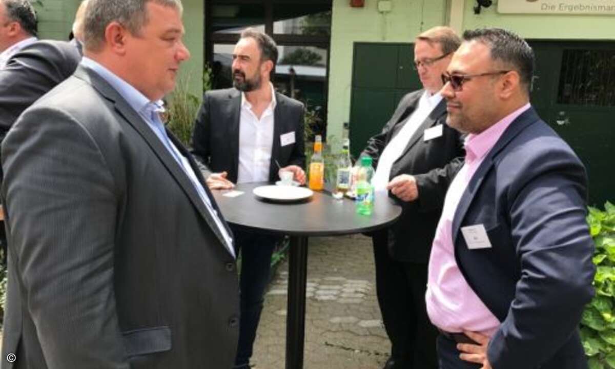 Michael Scheffler (A10) und Sharjeel Alvi (Flowmon) nutzen die Kaffeepause für ein Gespräch (Foto: A10 Networks)
