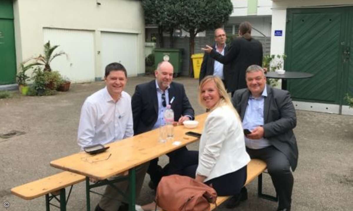 Chris Gale, Henk Jan Spanjaard und Michael Scheffler (alle A10) mit Katrin Schleunes von Fidelis (Foto: A10 Networks)