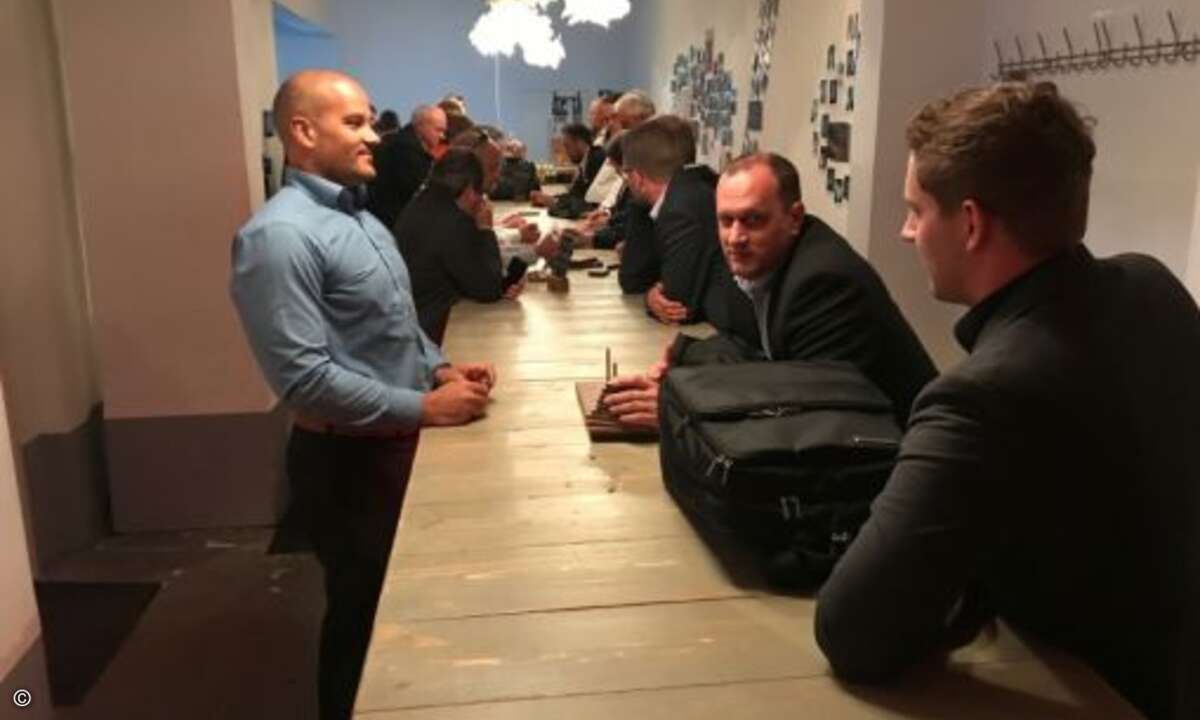 Gespanntes Warten, bevor es für die Partner in den Escape Room ging (Foto: A10 Networks)