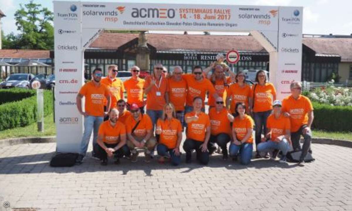 Mit dem obligatorischen Startfoto wurde die Acmeo-Systemhaus-Rallye 2017 standesgemäß eröffnet (Foto: CRN)