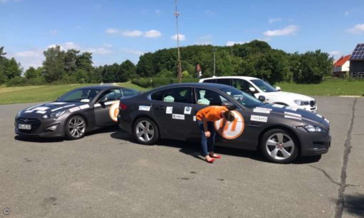 Zu Beginn der Etappen waren die Fahrzeuge oft noch nah beieinander, so dass mehrere Teams gleichzeitig am Checkpoint eintrafen (Foto: Francesco Dibartolo)