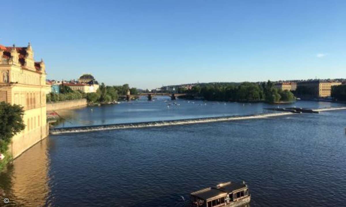 Bevor bei Einbruch der Dunkelheit die Fahrzeuge auf den Nachtbus verladen wurden, konnten die Teilnehmer die Prager Innenstadt und die Moldau bei bestem Wetter genießen (Foto: Christian Martin)