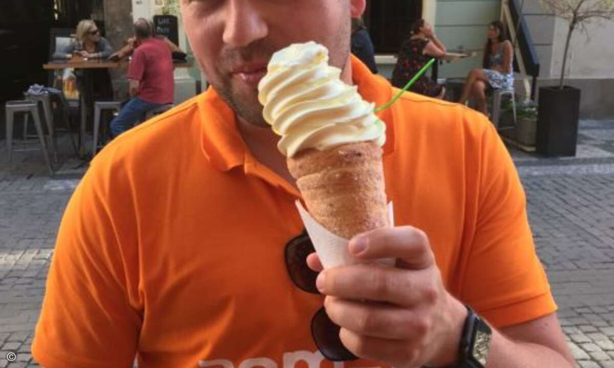 In der Innenstadt mussten die angebotenen Baumstriezl mit sommerlicher Eisfüllung von Nils Kathagen (IT-Systemhaus Ruhrgebiet) verköstigt werden (Foto: Christian Martin)