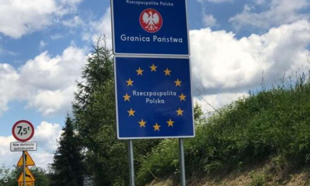 Bevor es am Grenzübergang zur Ukraine richtig spannend wurde, führte der Weg für das Fahrerfeld noch durch Polen (Foto: Nils Kathagen)