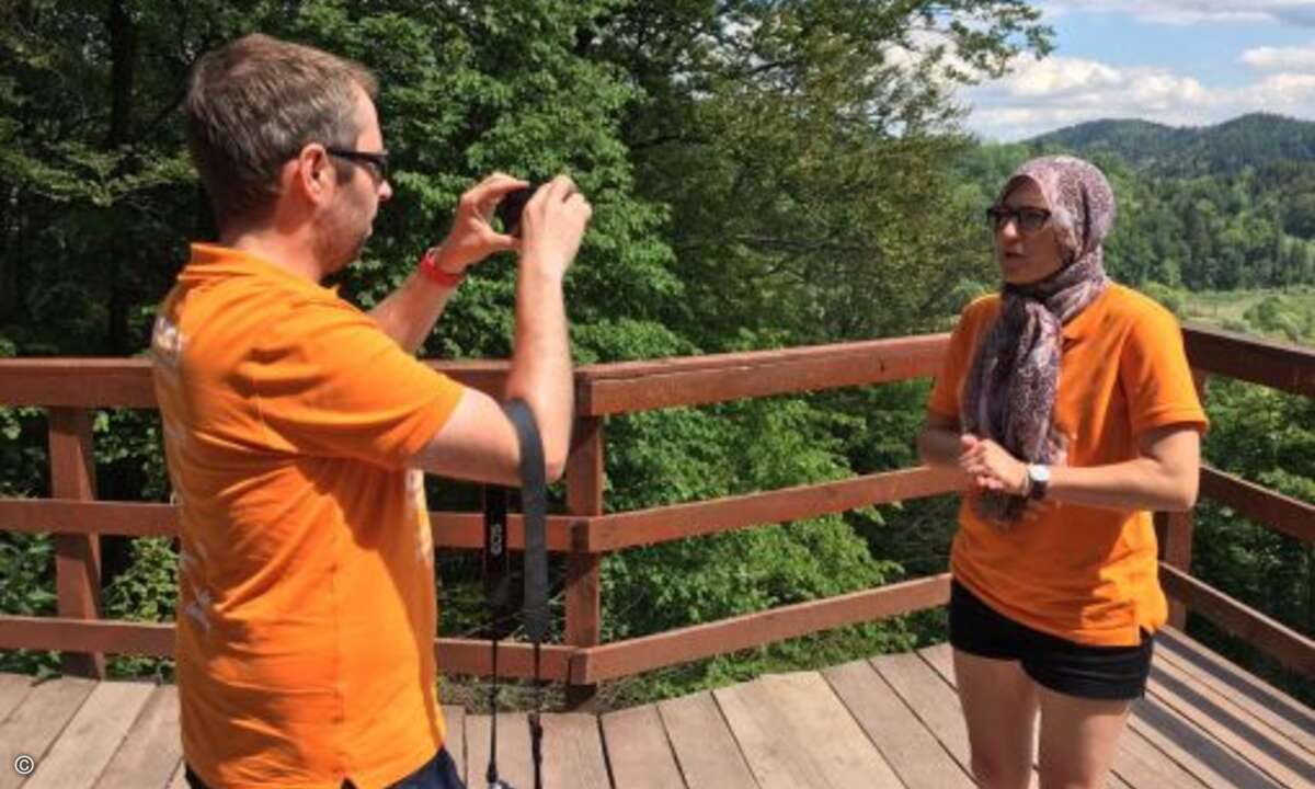 Die dortige Aufgabe: Ein Video zur Ankurbelung des Tourismus drehen. Hier versucht Natalie Rüeck von Solarwinds den deutschen Touristen von den Vorzügen der Gegend zu überzeugen. An der Kamera ist Tobias Waltemode von IOK. (Foto: Christian Martin)