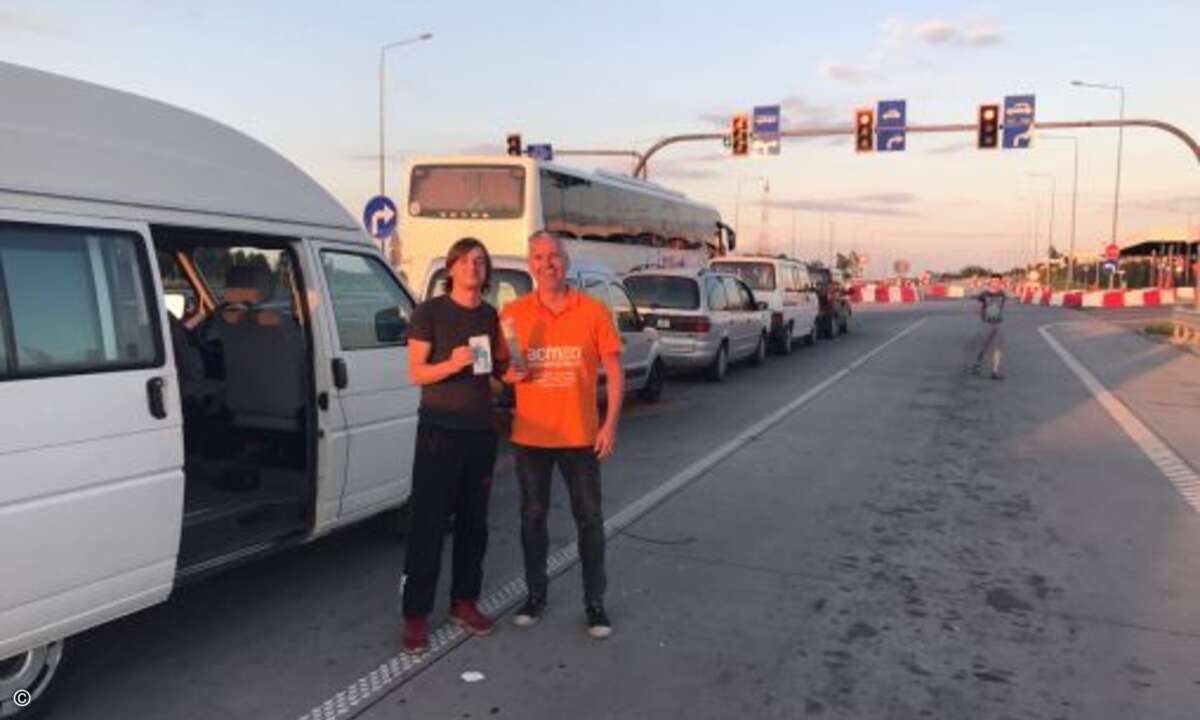 Die teils langen Wartezeiten nutzten findige Teilnehmer wie Thorsten Junge von Junge Consult, um Aufgaben wie den Tausch von Gegenständen zu erledigen (Foto: Nils Kathagen)