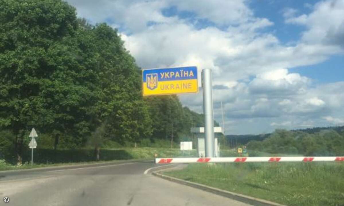 Nach langem Warten an der Grenze ging es endlich auf ukrainischen - und teils sehr schlechten - Straßen weiter (Foto: CRN)