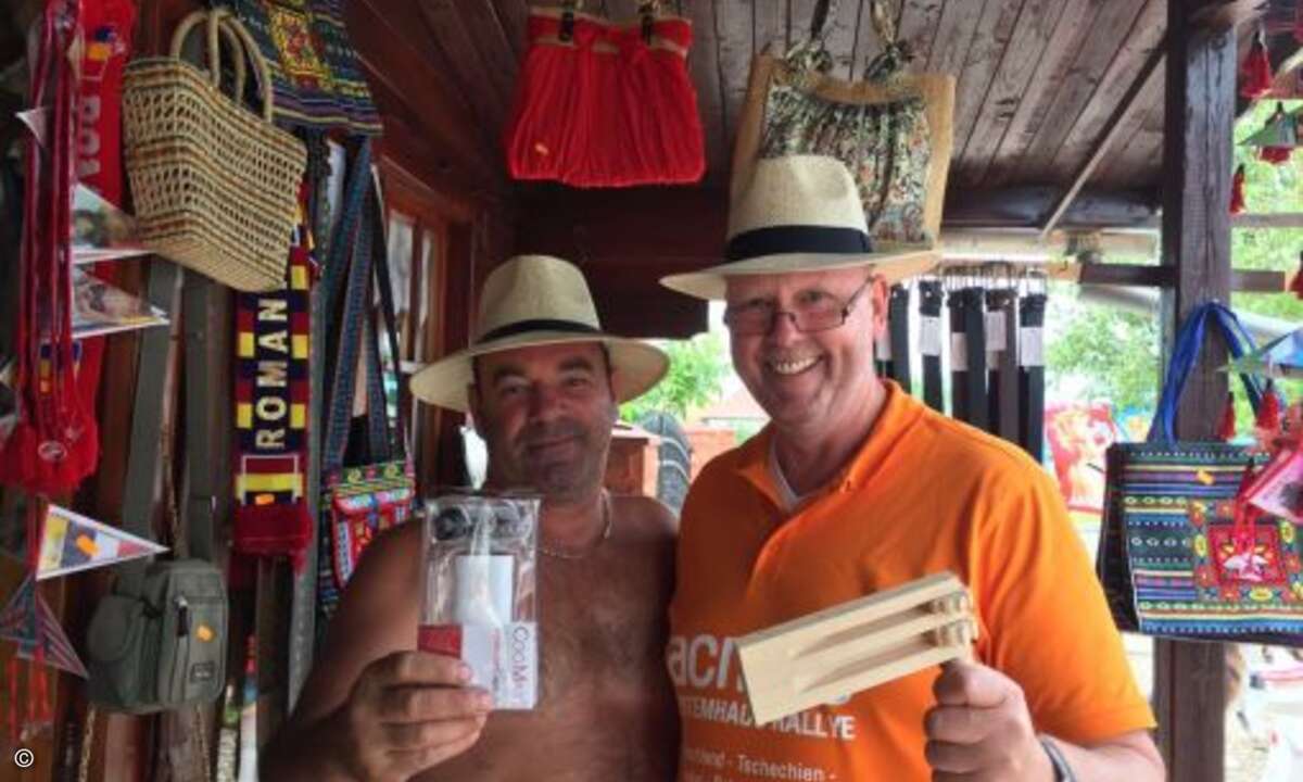 Mit Strohhut und viel Spaß: Franz-Josef Michgehl von Michgehl & Partner freut sich über seine durch Tausch erworbene Ratsche (Foto: Nils Kathagen)