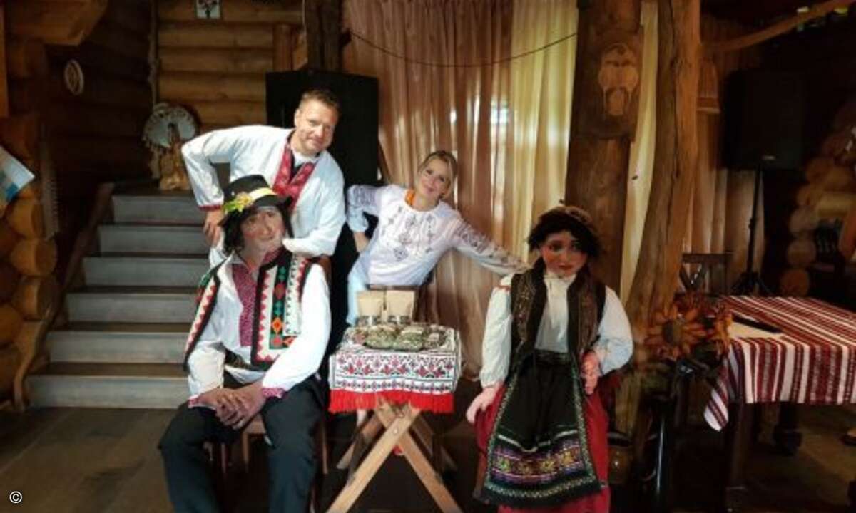 Stefan Schneider (NCS) und Isabelle von Künßberg (Acmeo) werfen sich für die Tagesaufgabe in traditionelle ukrainische Tracht (Foto: CRN)