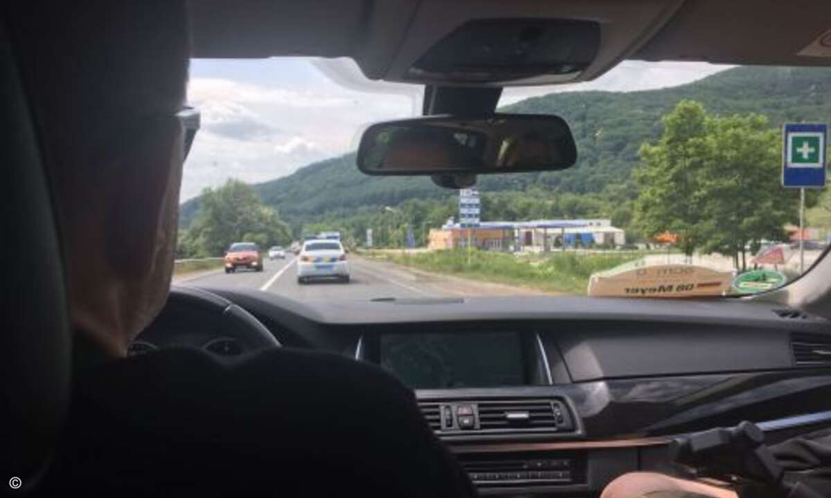 Mit der ukrainischen Polizei vor der Nase wurde auf die sonst obligatorischen Überholmanöver zwischenzeitlich verzichtet (Foto: Isabelle von Künßberg)