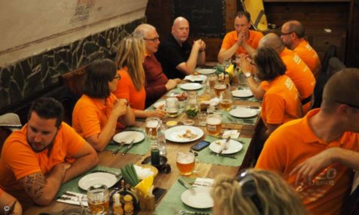 Bevor es im Nachtzug zurück nach Prag ging, wurde in ritterlicher Atmosphäre noch einmal festlich geschlemmt (Foto: CRN)