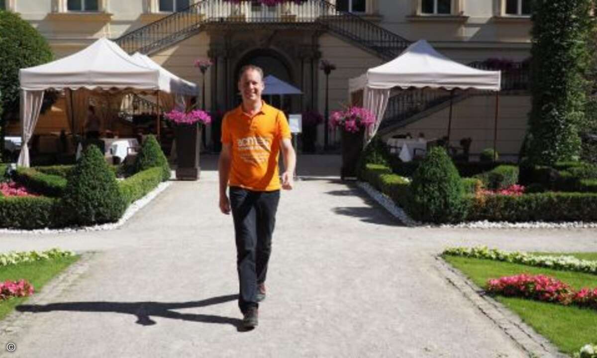 Acmeo-Chef Henning Meyer schreitet zur Siegerehrung (Foto: CRN)