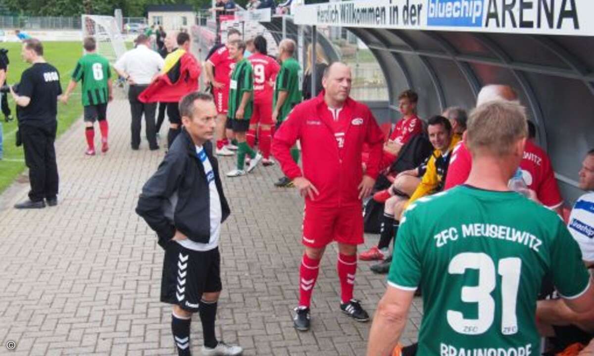 Frank Kwasnitza, Stürmer des FC Bluechip (li.), spionierte zwischendurch bei den Kollegen vom FC One.de (Bild: CRN)