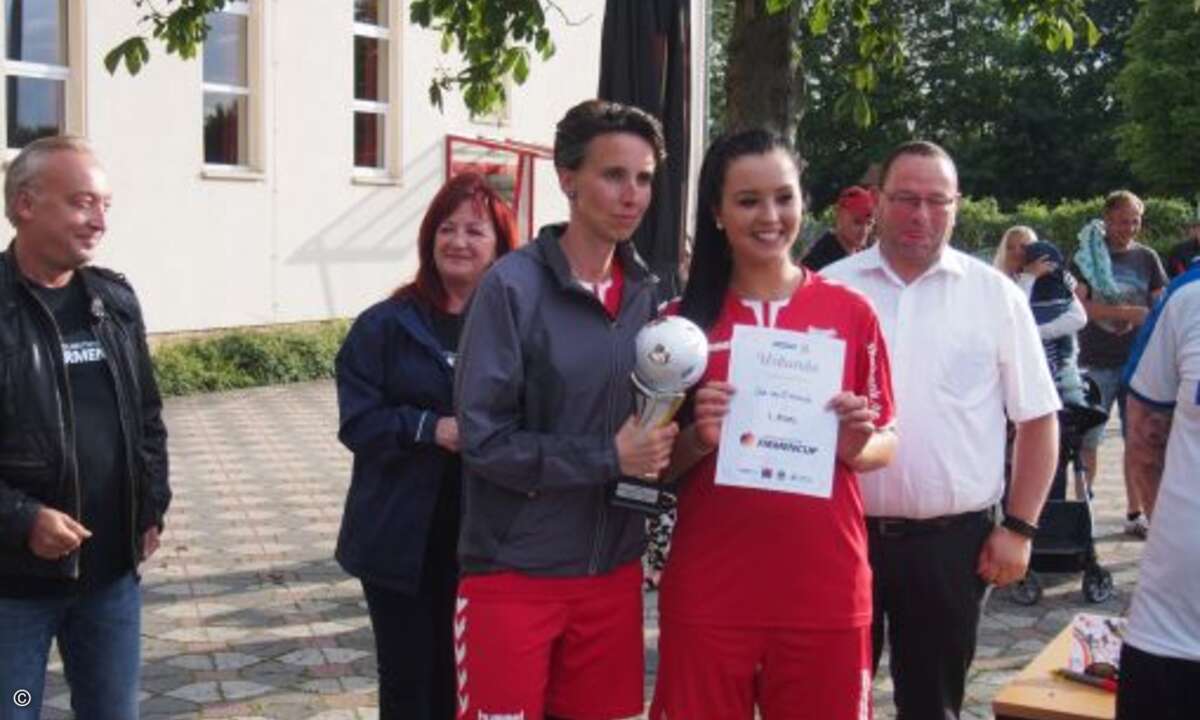 Gewinner des Firmencups war die Bluechip-Tochter One.de. Den entscheidenden Treffer schoss Vorstand Sven Buchheim. (Bild: CRN)