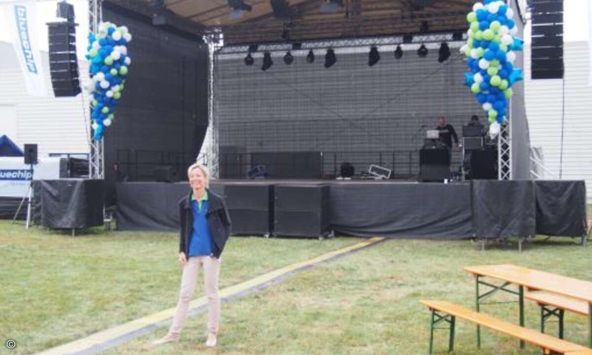 Am nächsten Tag lud Bluechip Mitarbeiter, Partner und Anwohner zur großen Geburtstagsfeier auf das Firmengelände. Amrei Bär von Bluechip beendet kurz vor Einlass die letzten Vorbereitungen (Bild: CRN)