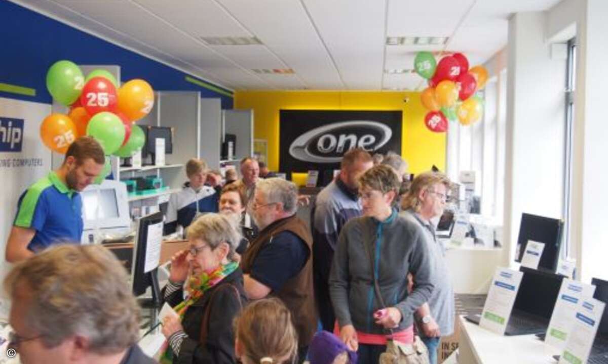 Die Besucher drängten sich alsbald in den Bluechip-Hallen (Bild: CRN)