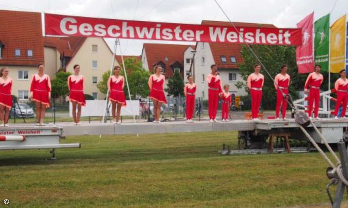 Starauftritt der Hochseilartisten-Familie Geschwister Weisheit... (Bild: CRN)