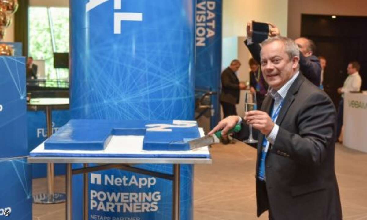 Marketing-Chef Ashley Robinson übernahm das Anschneiden (Foto: NetApp)