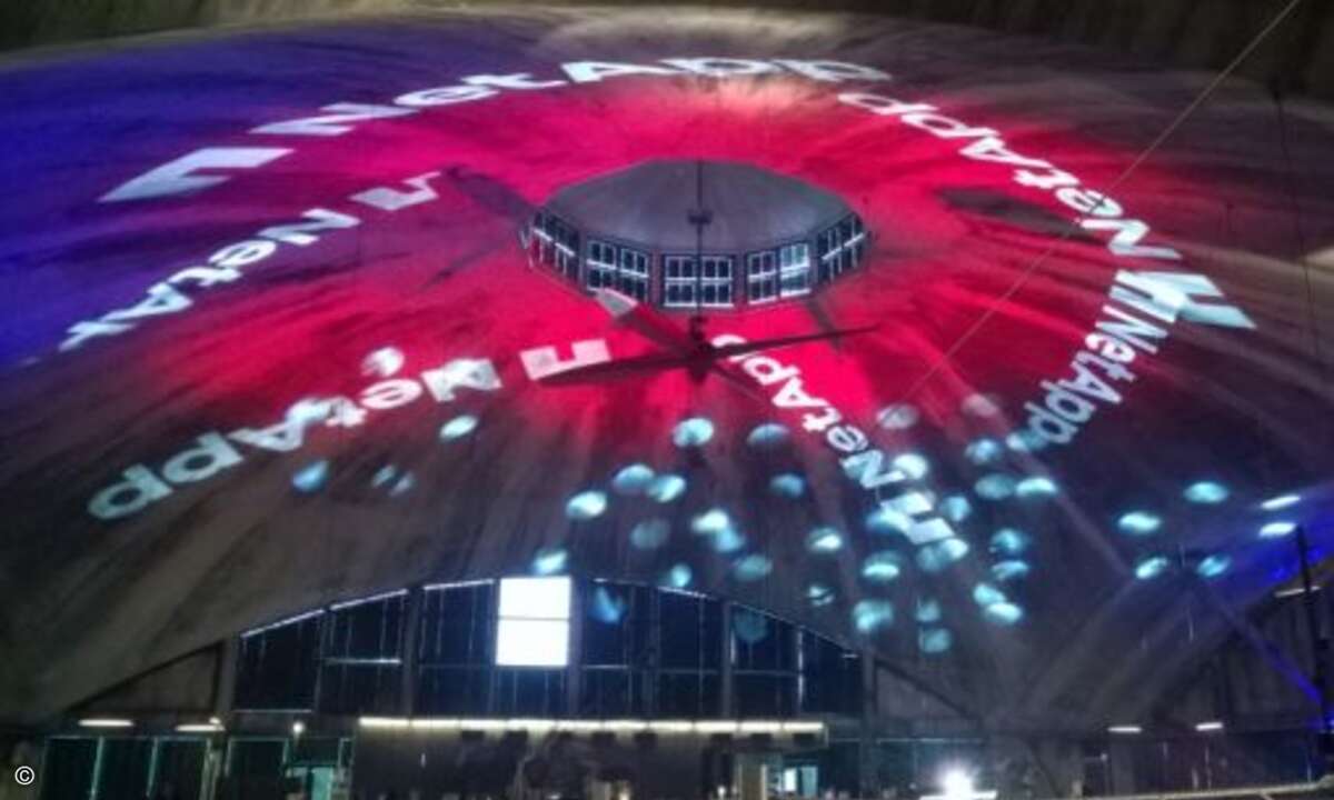 Für das Award Dinner erstrahlte der Hangar des Wasserflugzeughafens im NetApp-Look, wenn auch nicht im typischen Blau (Foto: CRN)