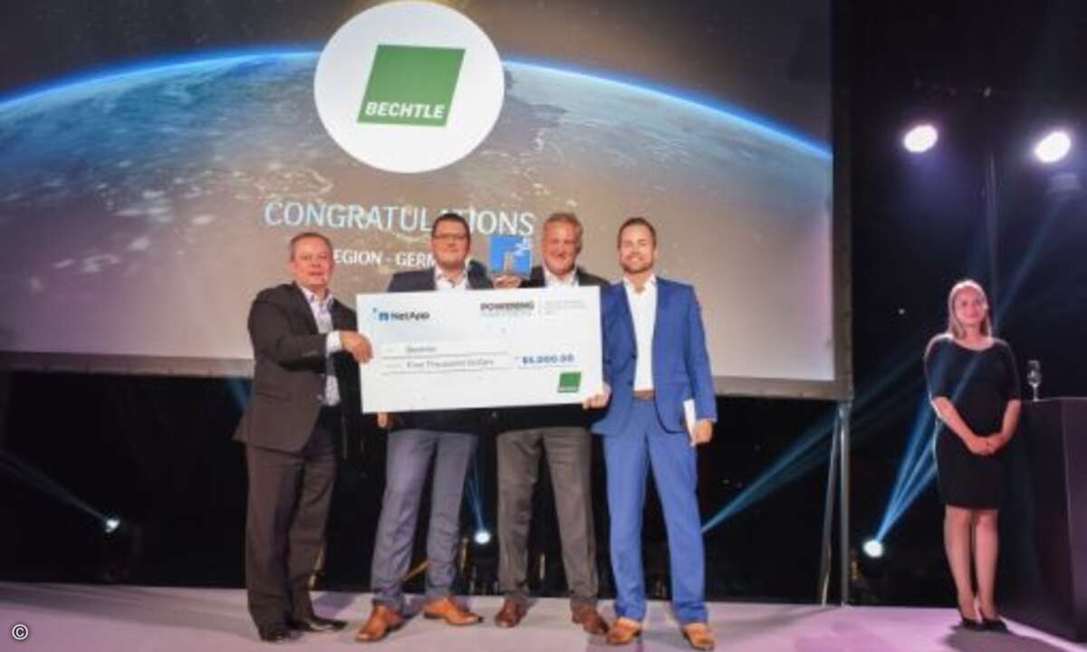 Daniel Seybold (2.v.l.) und Axel Feldhoff (2.v.r.) von Bechtle freuen sich über den Award als Partner des Jahres, der von Ashley Robinson (l.) und Alex Wallner (r.) überreicht wurde (Foto: NetApp)