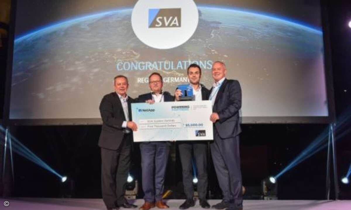 Die stolzen Gewinner des »Flash Partner of the Year«-Awards Michel Baus und Sven Kaminski von SVA, eingerahmt von NetApps Ashley Robinson und Tim Pitcher (Foto: NetApp)
