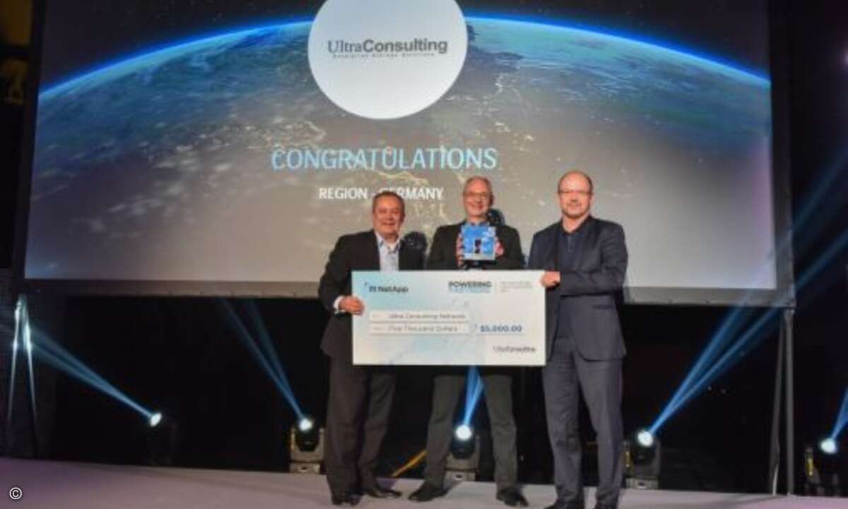 Eine ganz besondere Auszeichnung wurde Thomas Wolf und Ultra Consulting (Mitte) zuteil: Das Systemhaus, das bereits NetApp-Lösungen verkaufte, als der Hersteller in der EMEA-Region noch gar nicht selbst aktiv war, wurde mit einem »Special 25th Annive