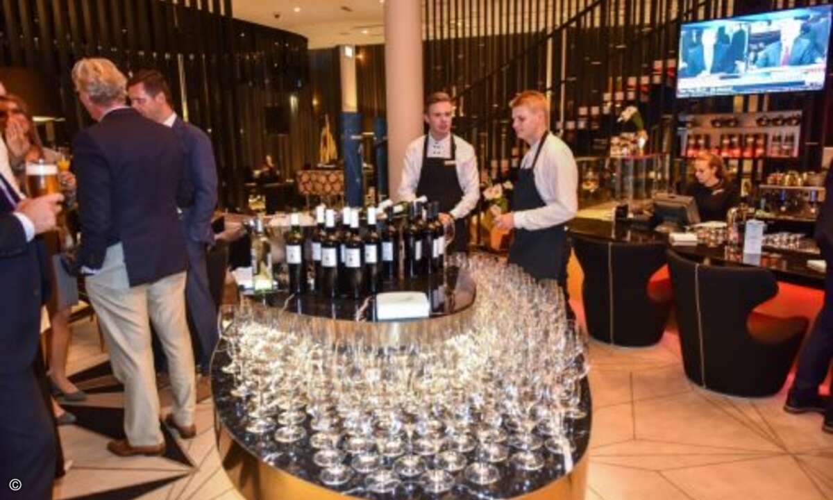Zum Abschluss des Abends ging es noch für ein paar Drinks in die Hotel-Bar, … (Foto: NetApp)