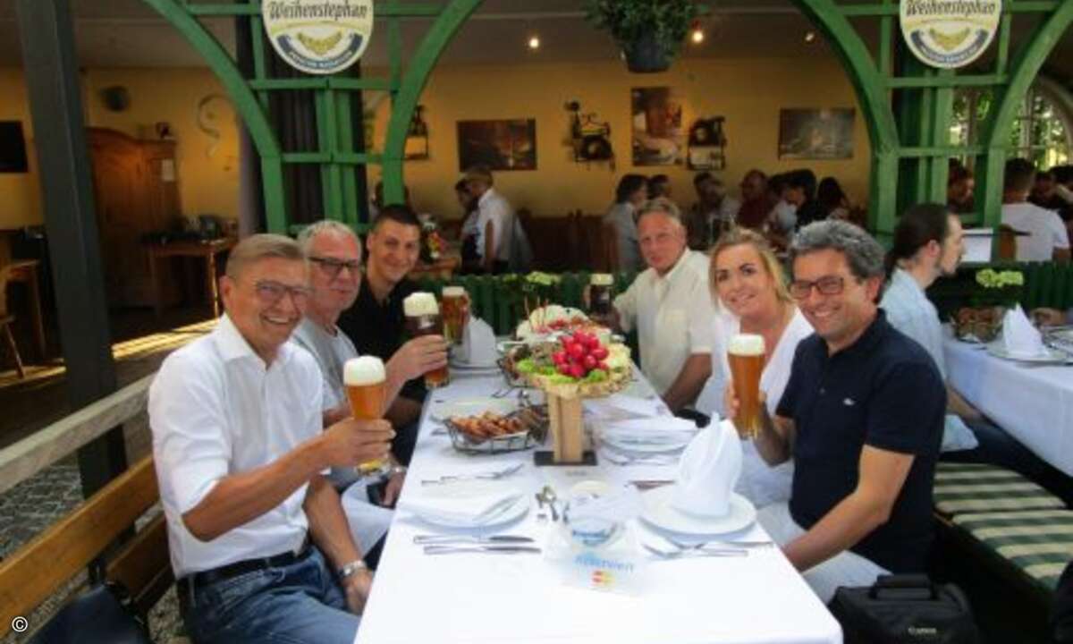 Distributor Ecom lud im Rahmen der Feierlichkeiten zum 25. Firmenjubiläum Partner zu einer Oldtimer-Rallye durch Oberbayern. Am Treffpunkt Unterschleißheim stärkten sich Ecom-Mitarbeiter und die Teilnehmer für die Fahrt (Bild: CRN)