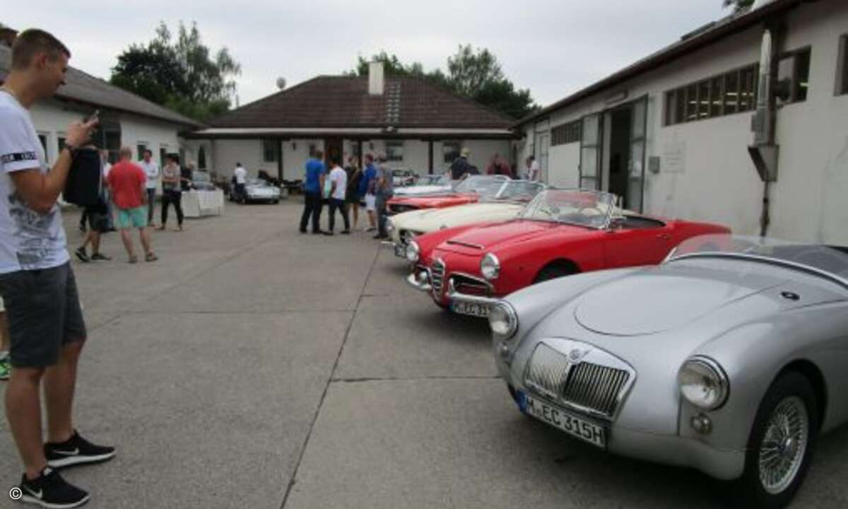 Per Losverfahren wurden dann die Oldtimer an die Teilnehmer vergeben (Bild: CRN)