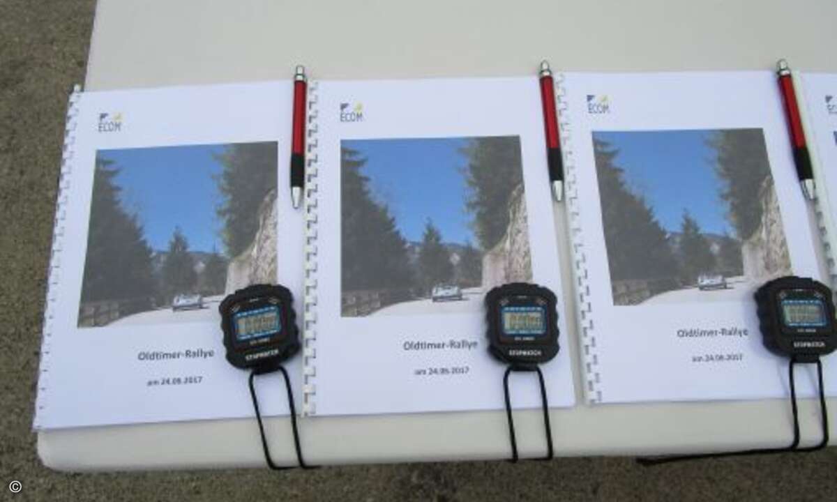 Die Copiloten navigierten später die Fahrer mit dem Roadbook durch die Straßen und mit der Stoppuhr durch die Wertungsprüfungen (Bild: CRN)