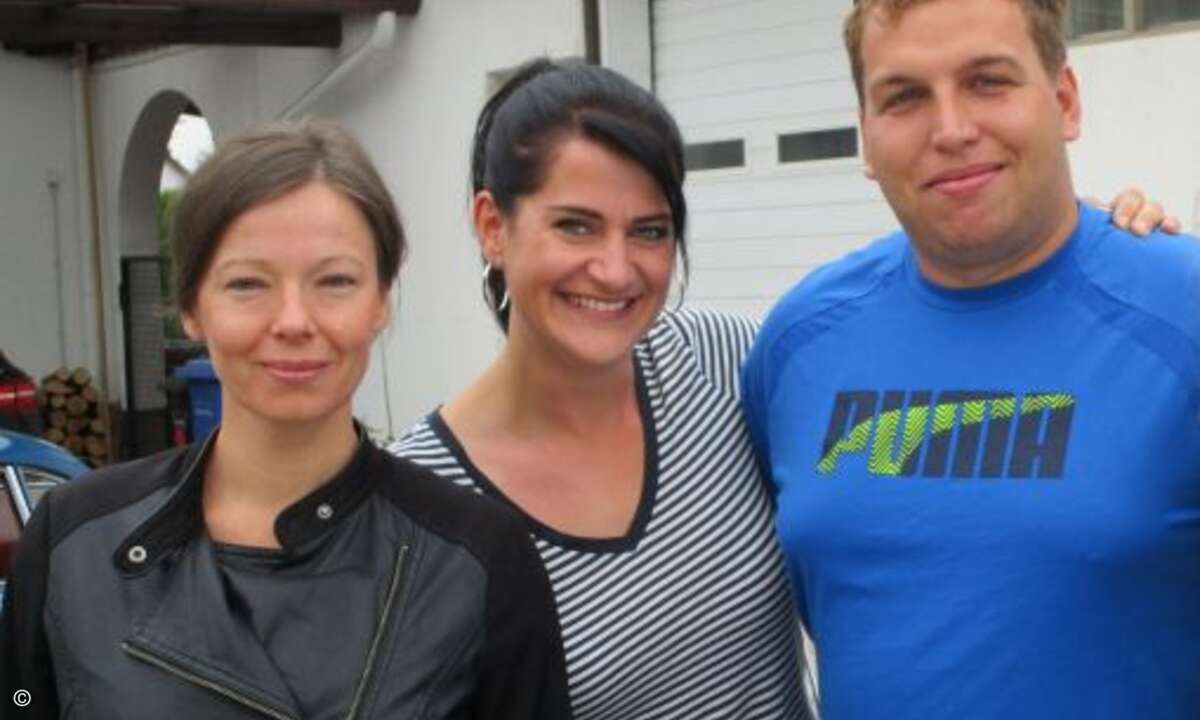 (v. li.) Slavka Kerekretyova, Kollegin Diana Saller und Daniel Irlbeck (alle ECOM) sind zufrieden mit ihrer Wagenauswahl (Bild: CRN)