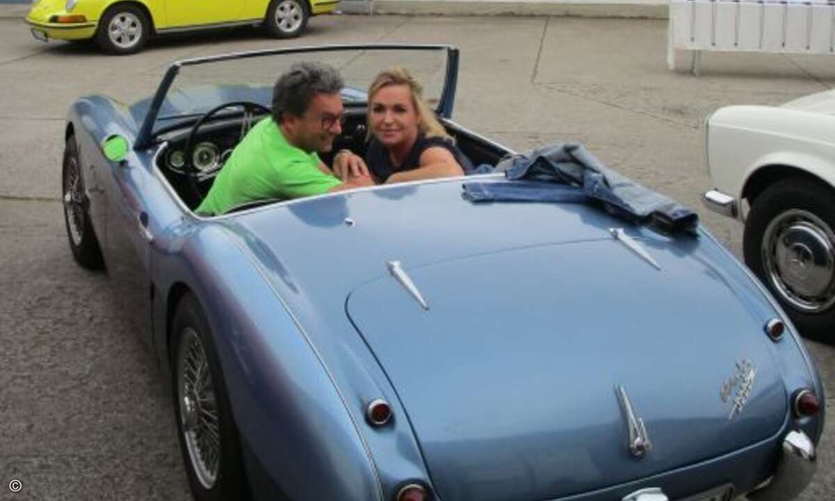Mit kernigem Motorengeräusch treten Pilot Christian Schmid und Carolin Schlüter (CRN) in einem Austin Healey die Oldtimer-Rallye an (Bild: CRN)
