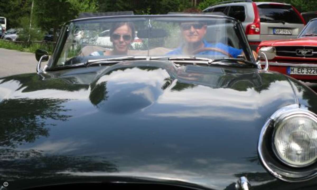 Die außergewöhnlich sportliche Form des Jaguar E-Type Cabrio gefielen nicht nur Slavka Kerekretyova (ECOM)und Marek Rozkoszny (Powertech Electronics GmbH) (Bild: CRN)