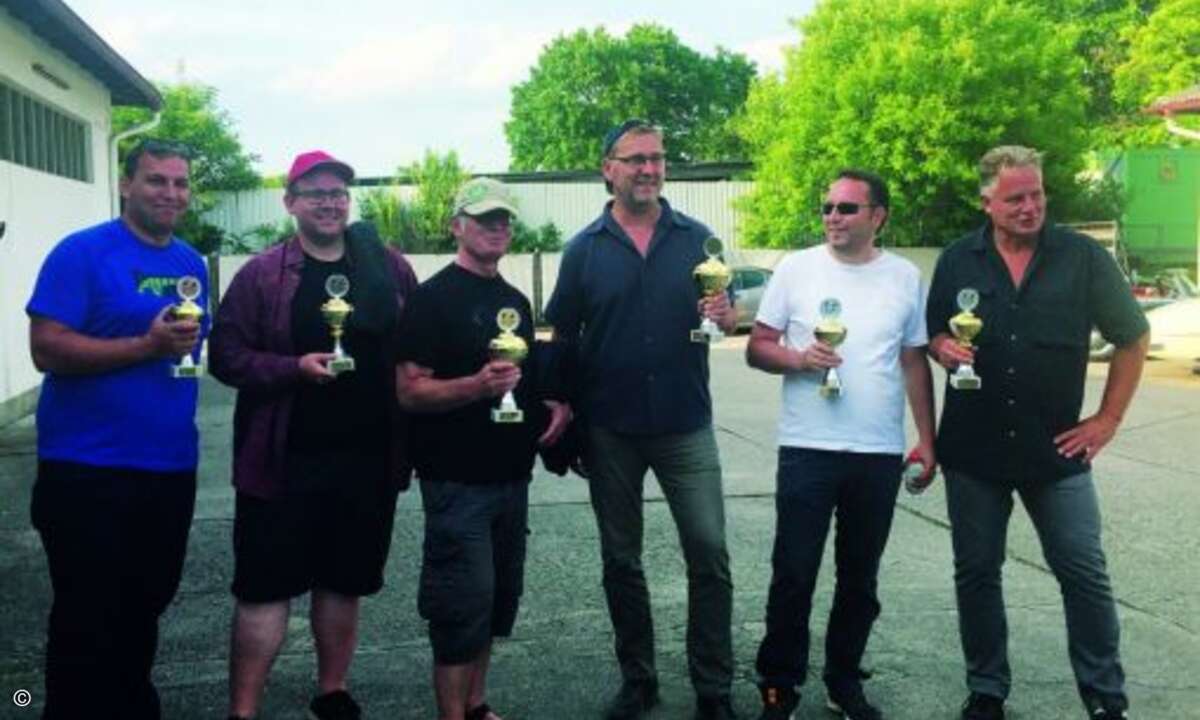 Sieger unter sich: Platz 1 für Jürgen Hofmann (Mitte links, Bechtle) und Jan Schischkoff (mitte rechts, Schiwi Service). Auf den Plätzen: (v. li.) Daniel „Irli“ Irlbeck (Ecom), Marcus Rein (Computerwerk LR GmbH), Jan Schischkoff (Schiwi Service GmbH