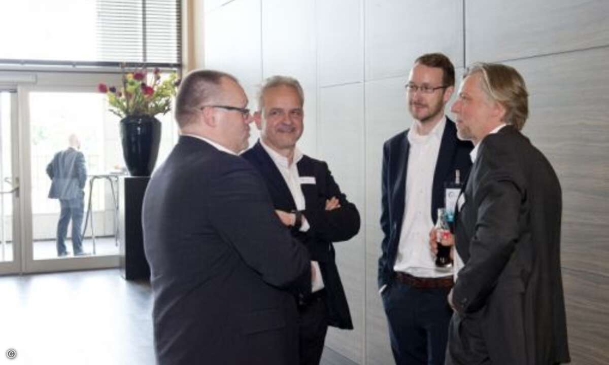 CRN-Redakteur Daniel Dubsky (2.v.re.) im Gespräch mit Michael Schröder, Uwe Rehwald und Maik Wetzel von Eset (Foto: Eset)