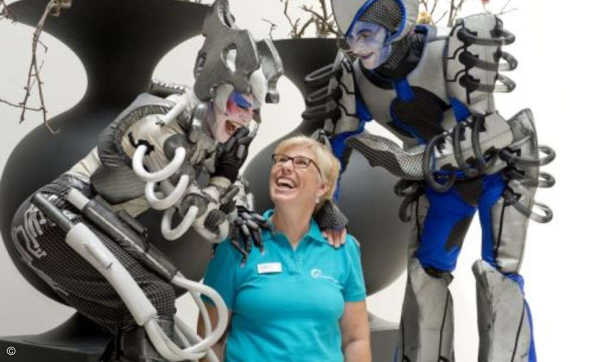 Petra Göbel, Organisatorin der Partnerkonferenz, mit den Eset-Robotern (Foto: Eset)